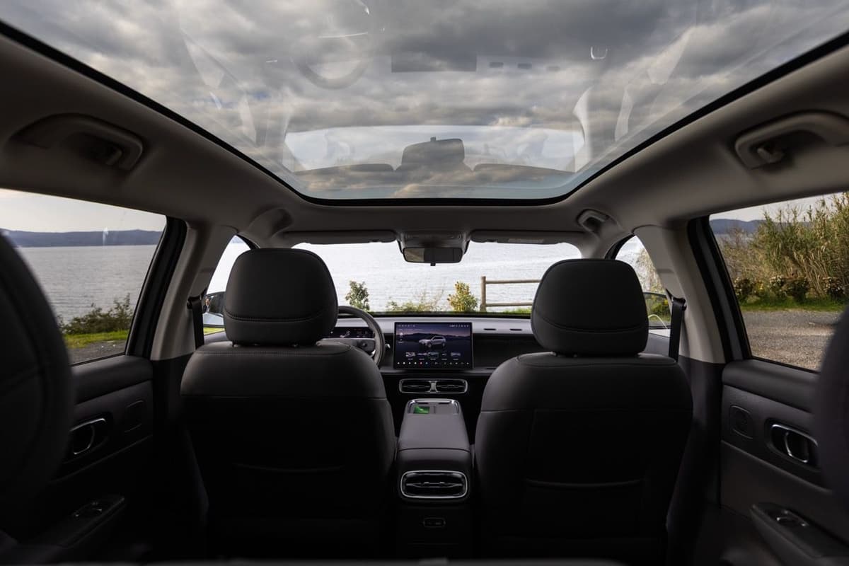 B10HybridEVGalaxySilverinteriors de tamaño grande.jpeg