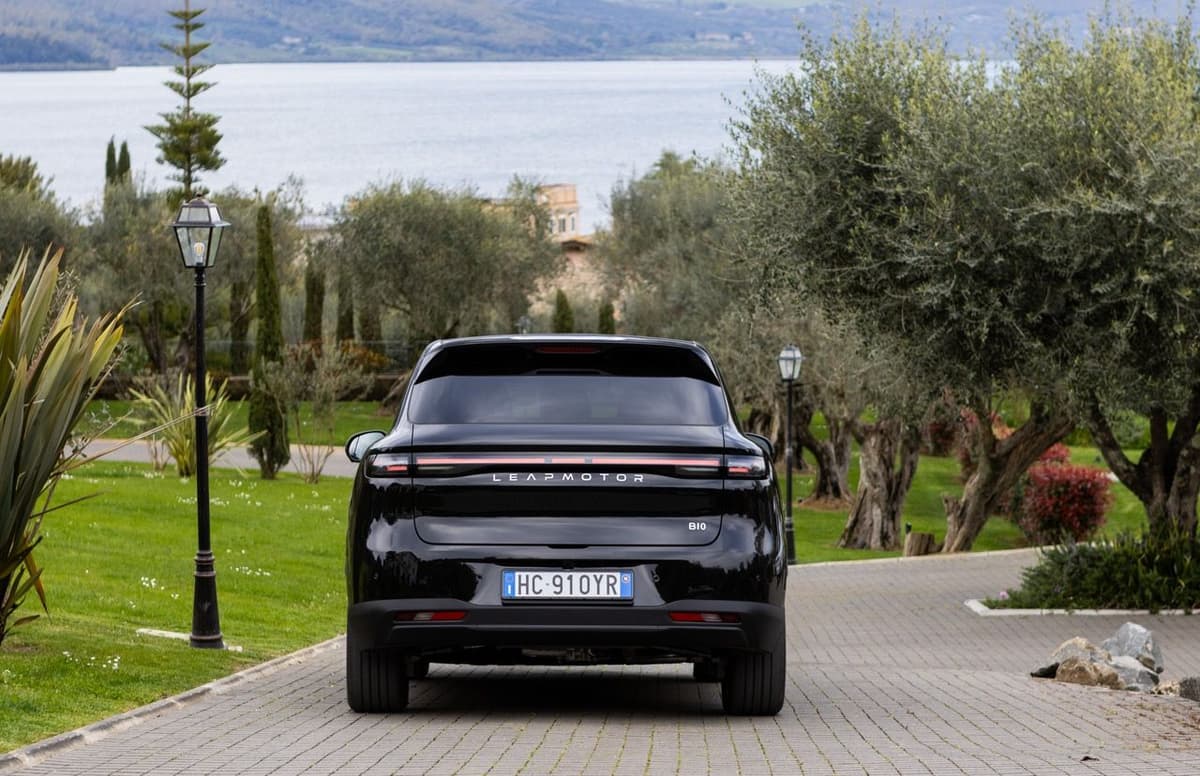 B10+Hybrid+EV+-+Metallic+Black+-+dynamic de tamaño grande.jpeg