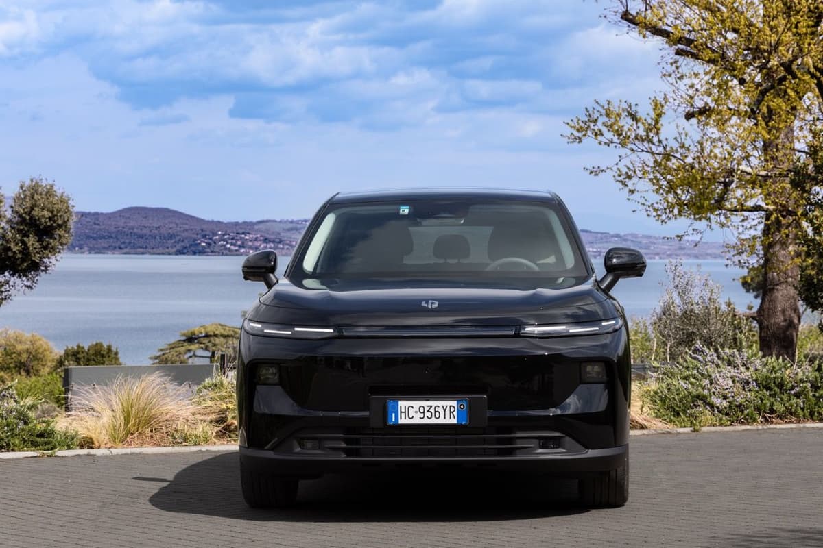 B10+Hybrid+EV+-+Metallic+Black+-+static de tamaño grande.jpeg